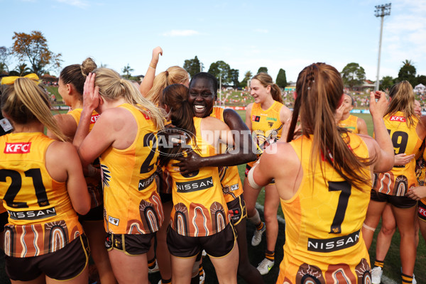 AFLW 2023 Round 07 - Sydney v Hawthorn - A-43700573