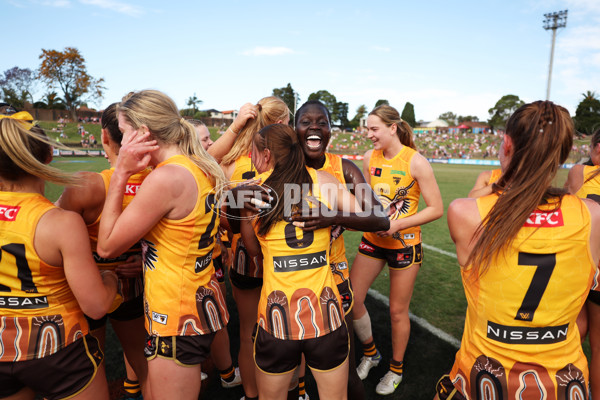 AFLW 2023 Round 07 - Sydney v Hawthorn - A-43700575