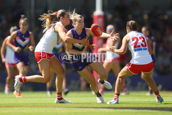 AFLW 2023 Round 10 - Fremantle v Sydney - A-45014835