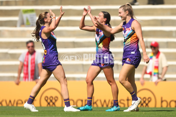 AFLW 2023 Round 10 - Fremantle v Sydney - A-45014849