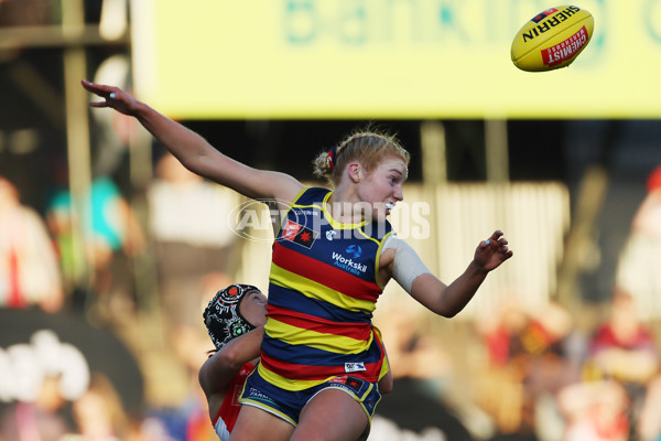 AFLW 2023 First Semi Final - Adelaide v Sydney - A-45107398