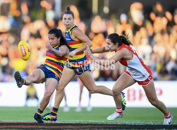 AFLW 2023 First Semi Final - Adelaide v Sydney - A-45107401