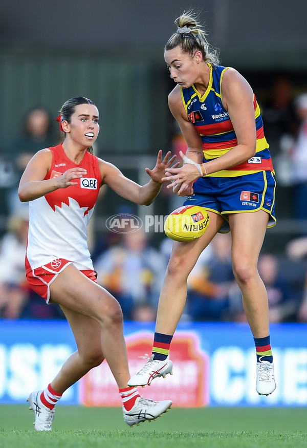 AFLW 2023 First Semi Final - Adelaide v Sydney - A-45107403