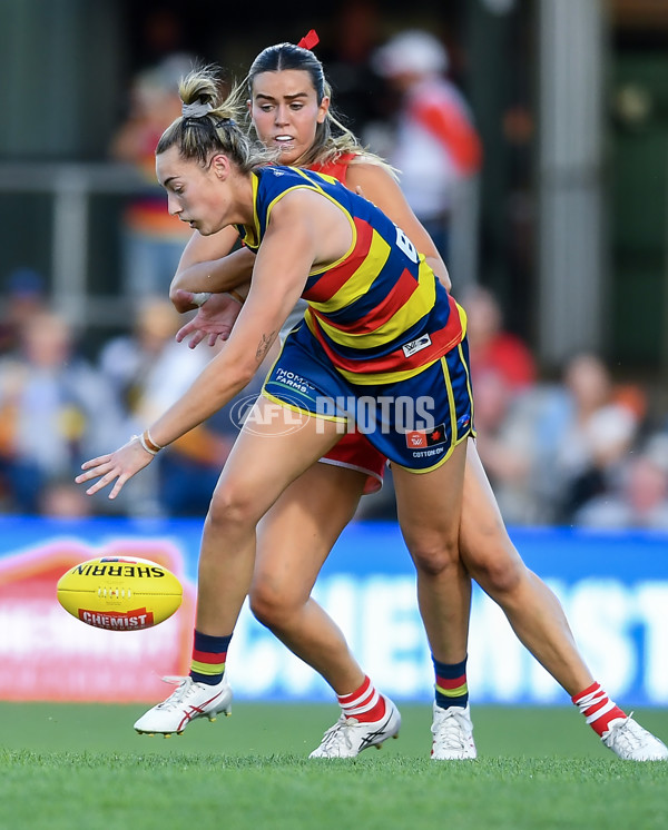 AFLW 2023 First Semi Final - Adelaide v Sydney - A-45107404