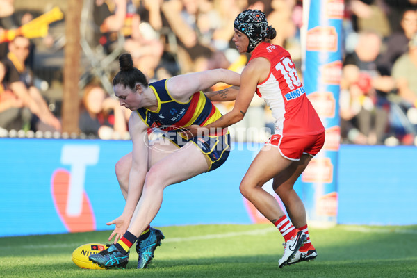 AFLW 2023 First Semi Final - Adelaide v Sydney - A-45110960