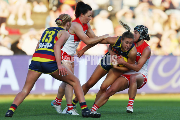 AFLW 2023 First Semi Final - Adelaide v Sydney - A-45110969