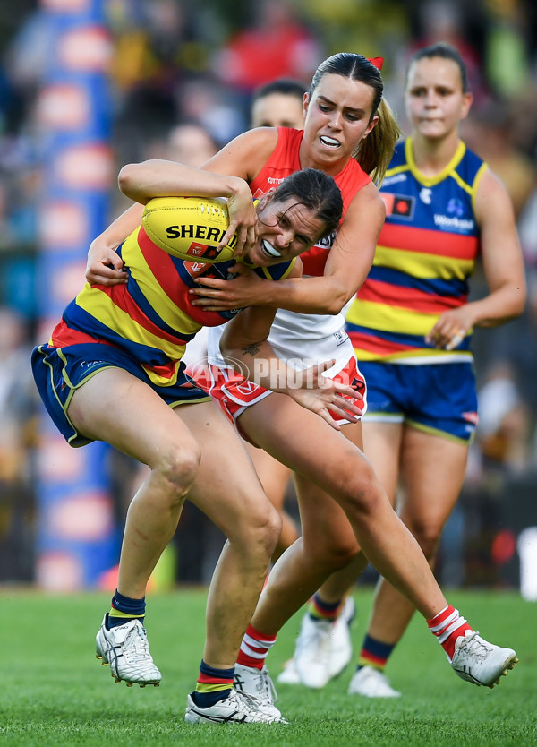 AFLW 2023 First Semi Final - Adelaide v Sydney - A-45110978