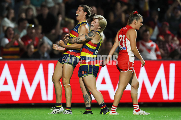 AFLW 2023 First Semi Final - Adelaide v Sydney - A-45112225