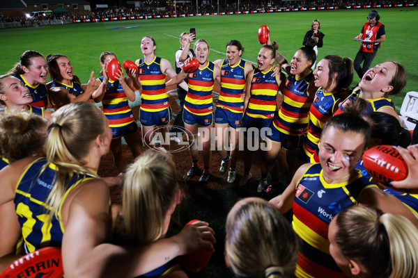 AFLW 2023 First Semi Final - Adelaide v Sydney - A-45112226