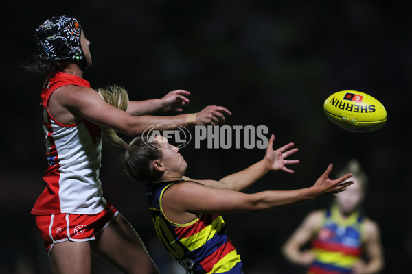 AFLW 2023 First Semi Final - Adelaide v Sydney - A-45112241