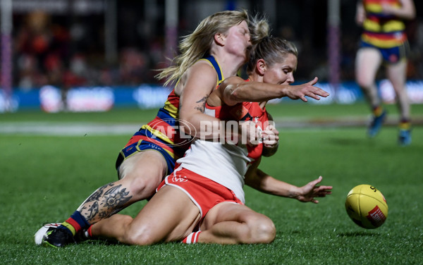 AFLW 2023 First Semi Final - Adelaide v Sydney - A-45115093