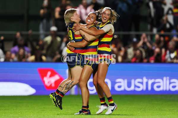 AFLW 2023 First Semi Final - Adelaide v Sydney - A-45123659