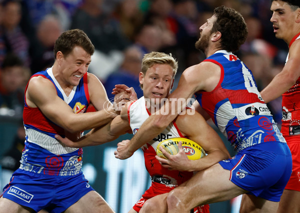 AFL 2024 Round 11 - Western Bulldogs v Sydney - A-49613395