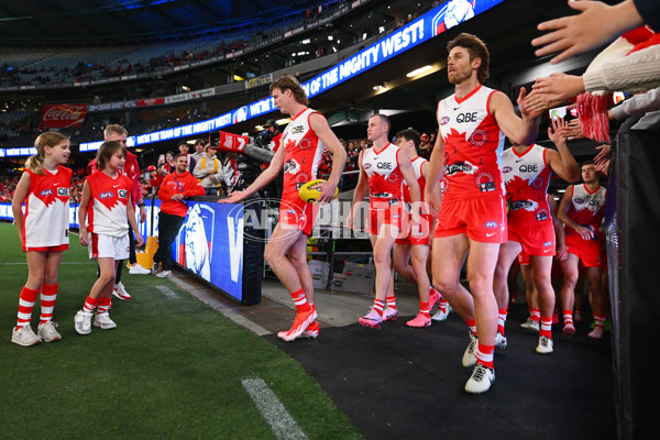 AFL 2024 Round 11 - Western Bulldogs v Sydney - A-49613577