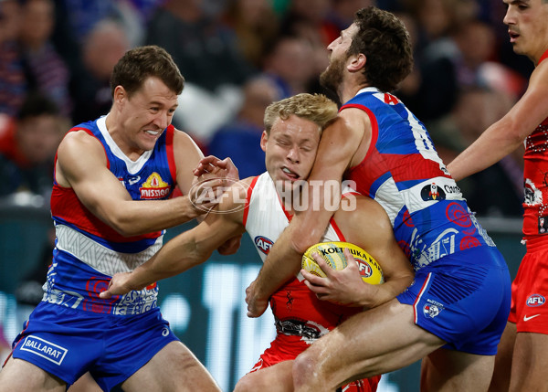 AFL 2024 Round 11 - Western Bulldogs v Sydney - A-49613621