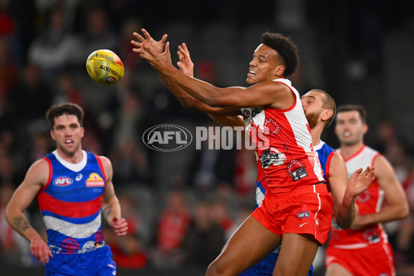AFL 2024 Round 11 - Western Bulldogs v Sydney - A-49616275