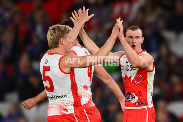 AFL 2024 Round 11 - Western Bulldogs v Sydney - A-49616302