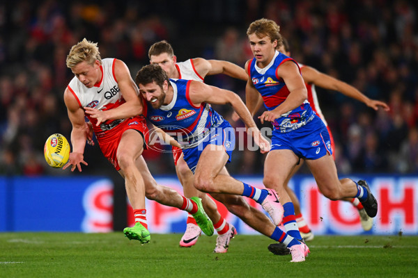 AFL 2024 Round 11 - Western Bulldogs v Sydney - A-49616348