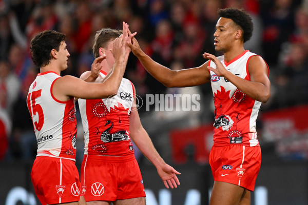 AFL 2024 Round 11 - Western Bulldogs v Sydney - A-49616858