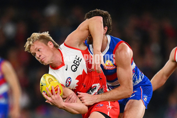 AFL 2024 Round 11 - Western Bulldogs v Sydney - A-49616927