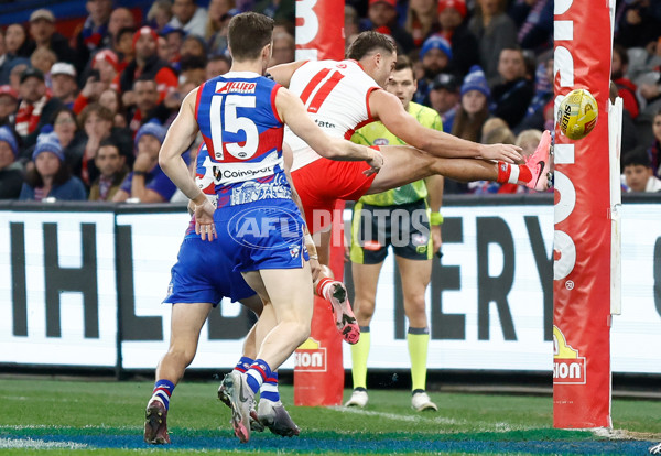 AFL 2024 Round 11 - Western Bulldogs v Sydney - A-49616929