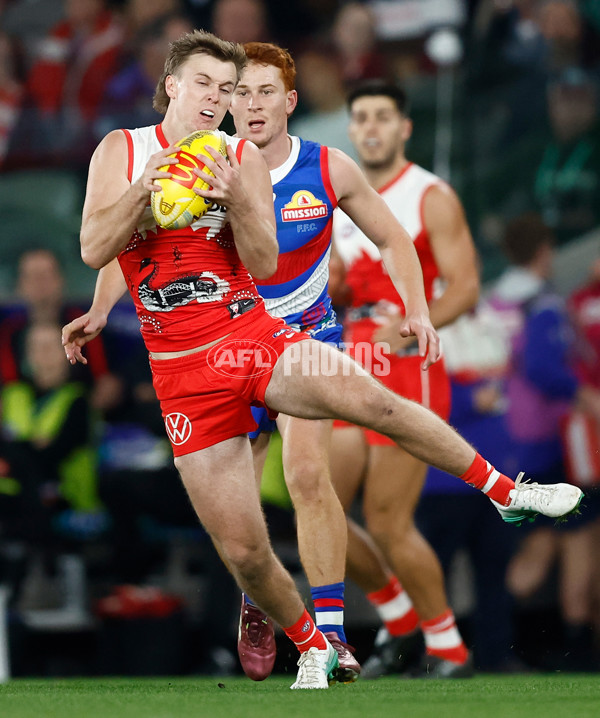 AFL 2024 Round 11 - Western Bulldogs v Sydney - A-49616932