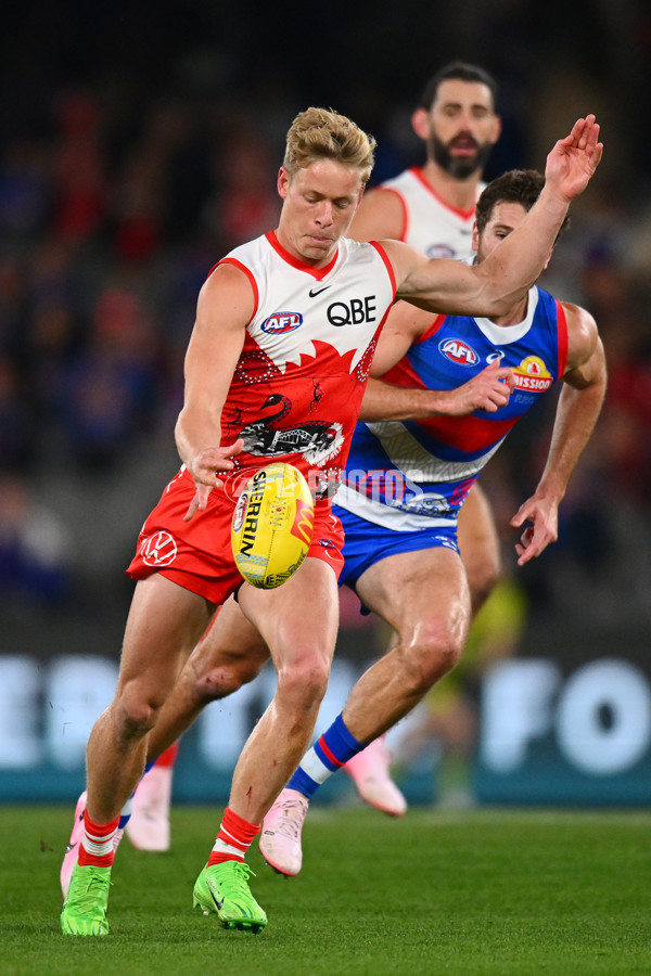 AFL 2024 Round 11 - Western Bulldogs v Sydney - A-49616944