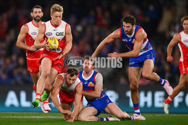 AFL 2024 Round 11 - Western Bulldogs v Sydney - A-49616945