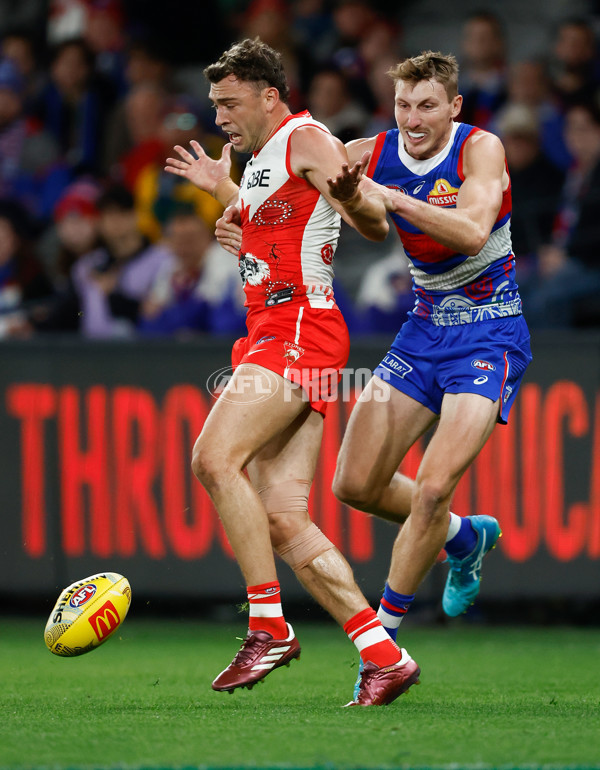AFL 2024 Round 11 - Western Bulldogs v Sydney - A-49616948