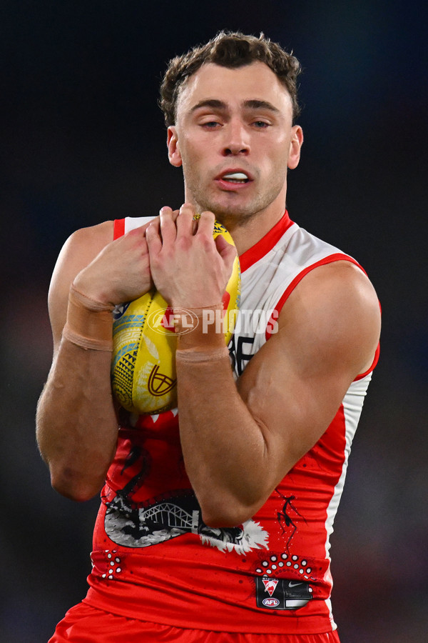 AFL 2024 Round 11 - Western Bulldogs v Sydney - A-49618795