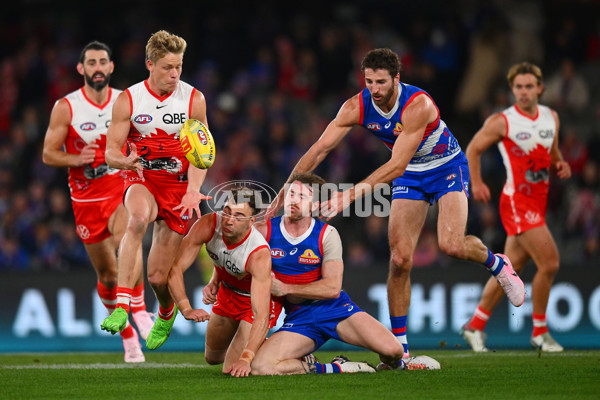 AFL 2024 Round 11 - Western Bulldogs v Sydney - A-49618798