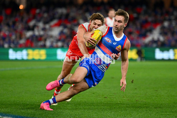 AFL 2024 Round 11 - Western Bulldogs v Sydney - A-49618812