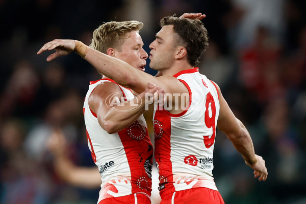 AFL 2024 Round 11 - Western Bulldogs v Sydney - A-49619597