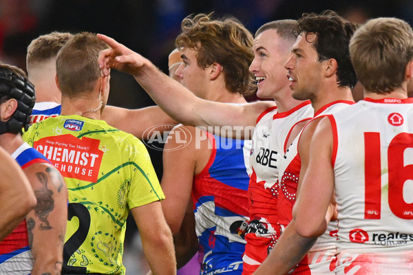 AFL 2024 Round 11 - Western Bulldogs v Sydney - A-49619606