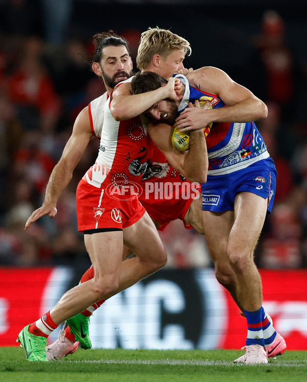 AFL 2024 Round 11 - Western Bulldogs v Sydney - A-49619621