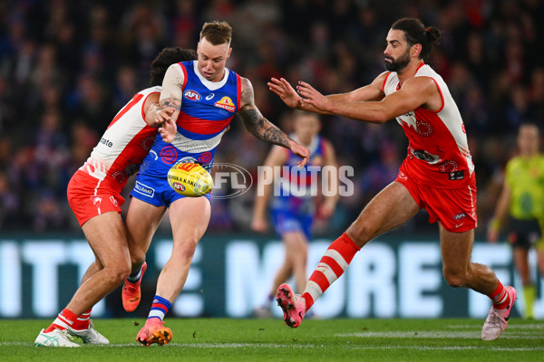 AFL 2024 Round 11 - Western Bulldogs v Sydney - A-49619629