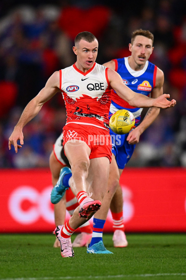 AFL 2024 Round 11 - Western Bulldogs v Sydney - A-49619651