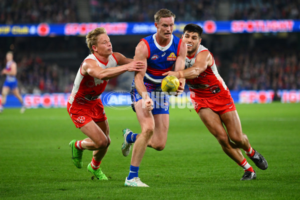 AFL 2024 Round 11 - Western Bulldogs v Sydney - A-49621880