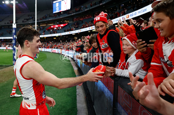 AFL 2024 Round 11 - Western Bulldogs v Sydney - A-49621904