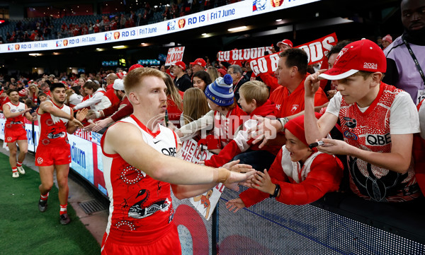 AFL 2024 Round 11 - Western Bulldogs v Sydney - A-49621905