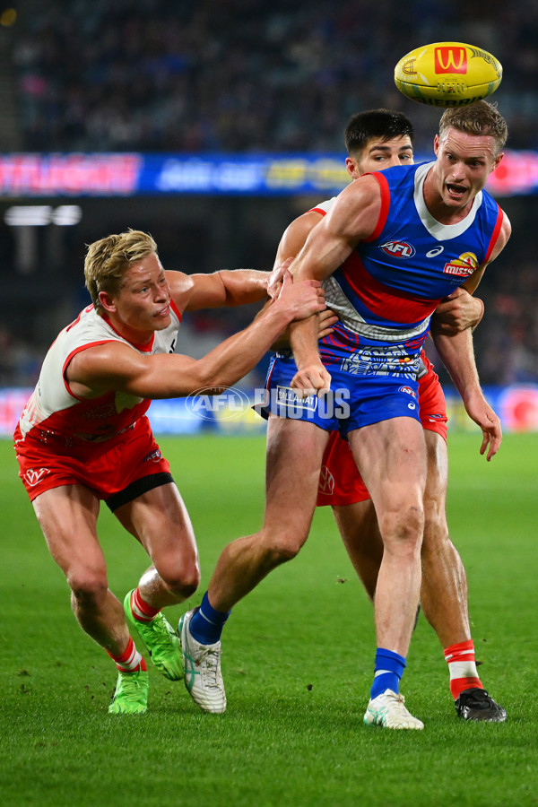 AFL 2024 Round 11 - Western Bulldogs v Sydney - A-49622161