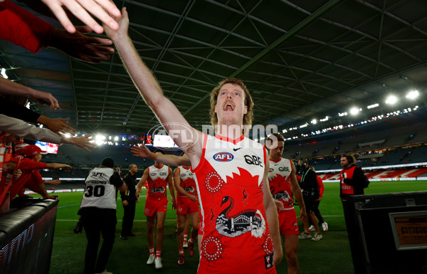 AFL 2024 Round 11 - Western Bulldogs v Sydney - A-49622192