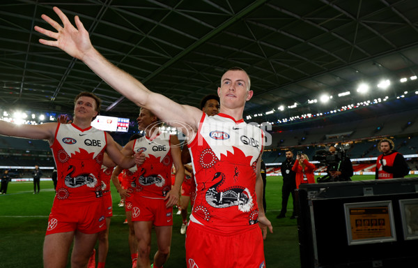 AFL 2024 Round 11 - Western Bulldogs v Sydney - A-49622194