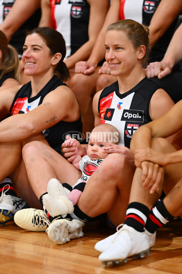 AFLW 2024 Media - St Kilda Team Photo Day - A-51669170