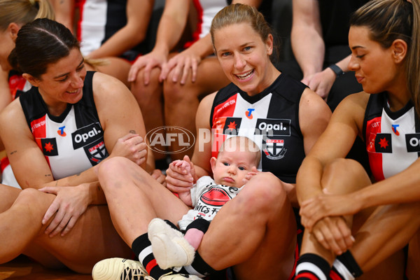 AFLW 2024 Media - St Kilda Team Photo Day - A-51669361