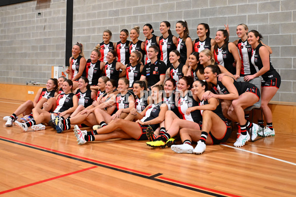 AFLW 2024 Media - St Kilda Team Photo Day - A-51674878