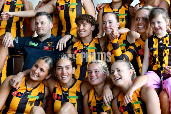 AFLW 2024 Media - Hawthorn Team Photo Day - A-51874790