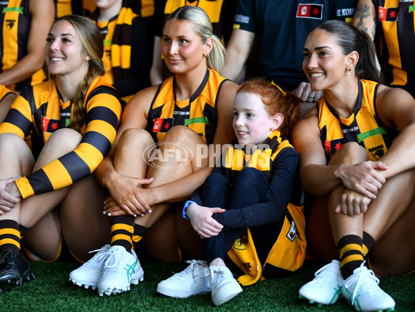 AFLW 2024 Media - Hawthorn Team Photo Day - A-51874794