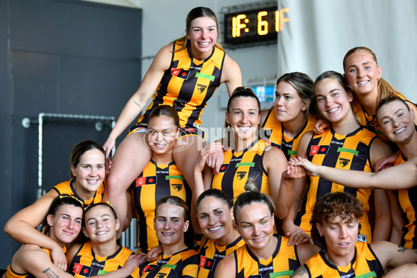 AFLW 2024 Media - Hawthorn Team Photo Day - A-51875576