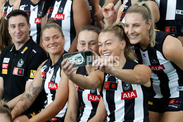 AFLW 2024 Media - Collingwood Team Photo Day - A-51895386